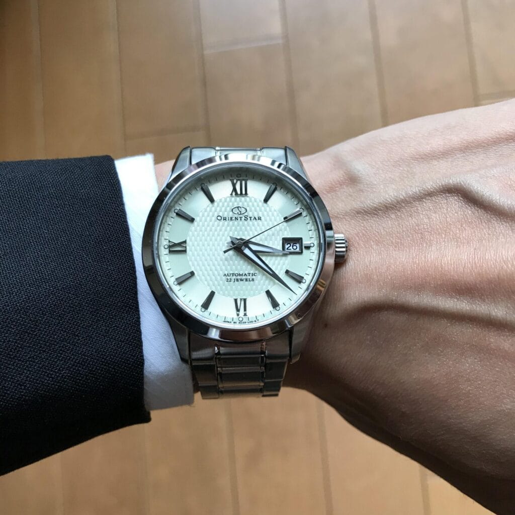 腕に付けたオリエントスター腕時計