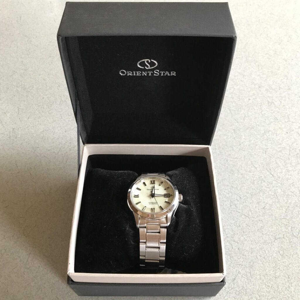 箱の中の「枕」に載ったオリエントスター腕時計