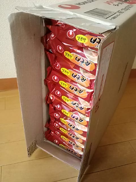 ノグリラーメンの箱を開封し、縦に並んだ個食パッケージが見える