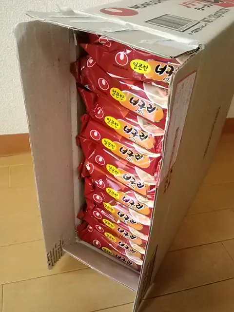 ノグリラーメンの箱を開封し、縦に並んだ個食パッケージが見える