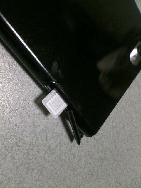 スマートフォンにSIMを挿入