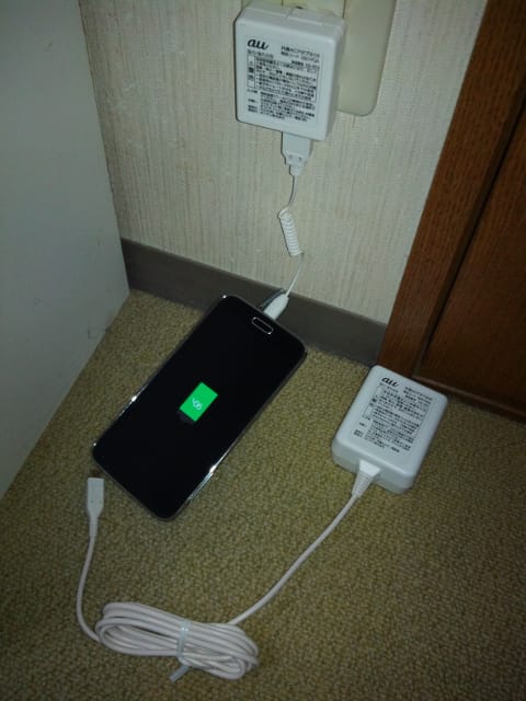 GALAXY S5 SCL23と2種類のACアダプタ