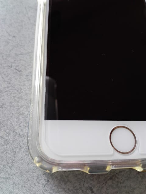iPhone 6sのガラスフィルムが画面端で途切れている様子