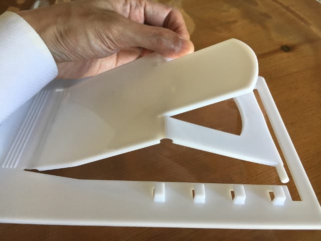 100円ショップのタブレットスタンドを組み立て