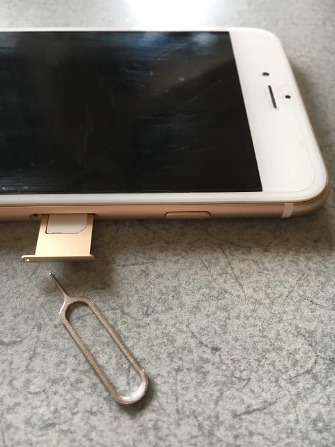iPhone 6 PlusにSIMカード挿入