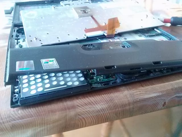 ThinkPad X40のパームレストを外した様子