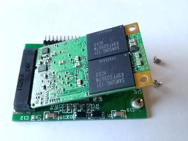 ｍSATA SSDをアダプターに挿す