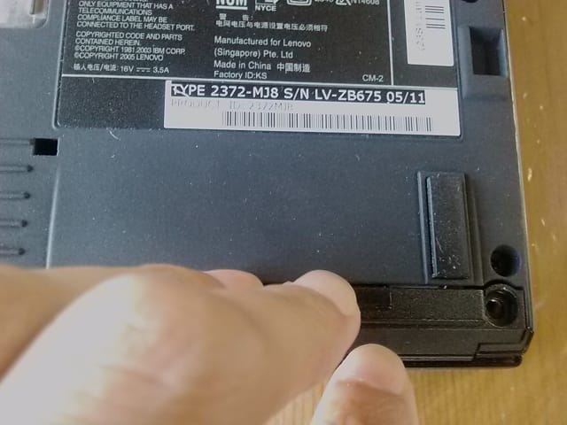 ThinkPad X40のHDDベイを指で外そうとする様子