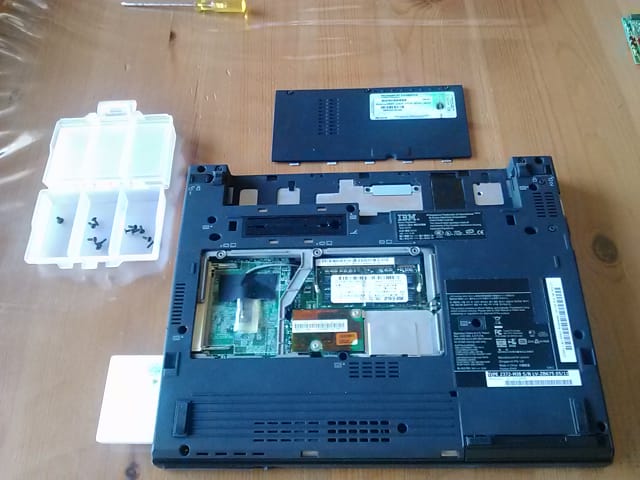 ThinkPad X40のネジを外し裏蓋を外す