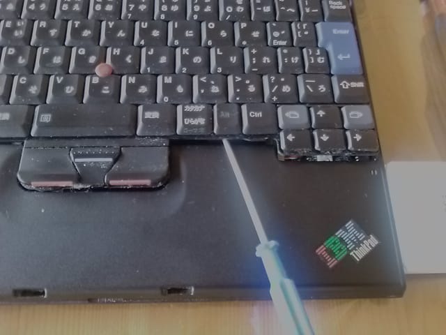ThinkPad X40キーボードをマイナスドライバーで持ち上げる