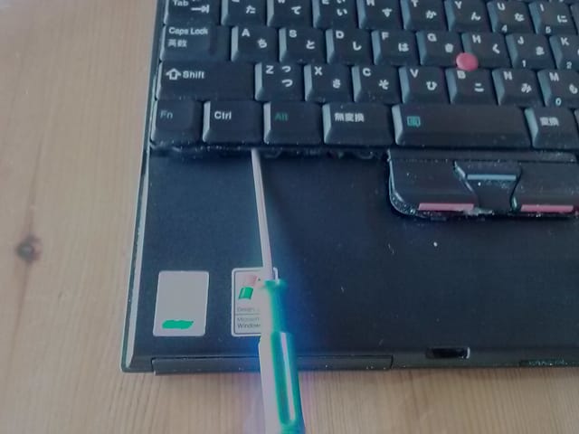 ThinkPad X40のキーボード左側もマイナスドライバーで持ち上げる