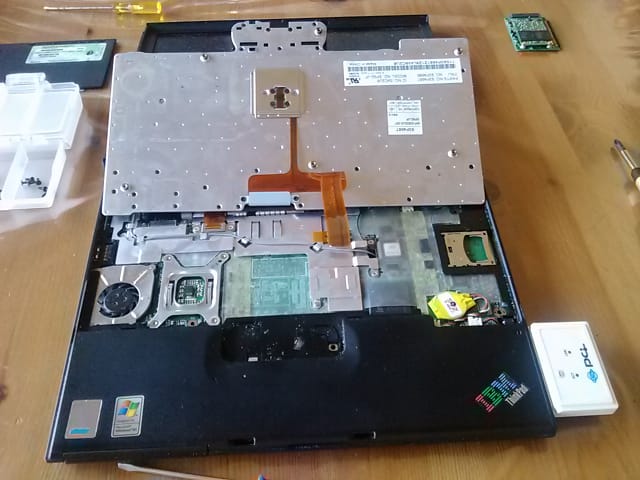 ThinkPad X40のキーボードが外れた様子