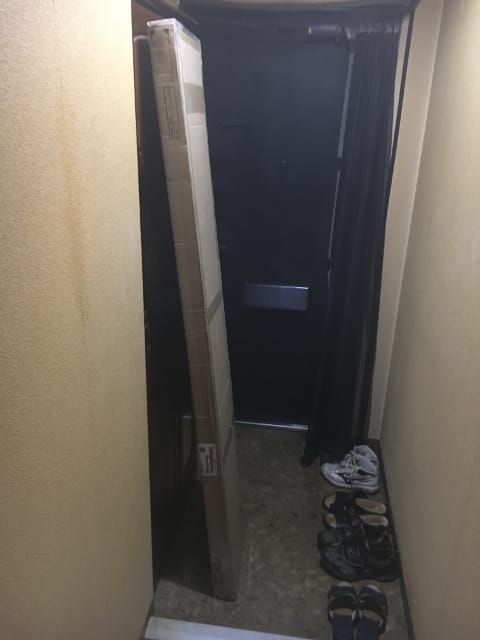 玄関に置いたニトリ6段カラーボックスのパッケージ