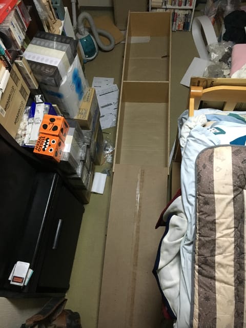 ニトリ6段カラーボックスに板をはめこむ様子