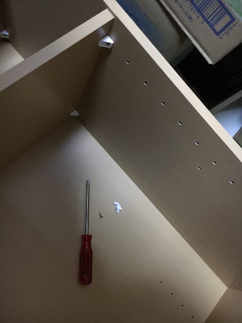 ニトリ6段カラーボックスのネジ穴とドライバー