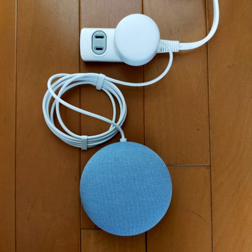 床に置いたGoogle Nest Mini