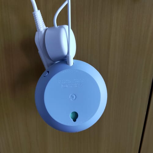 コードをぶら下げたGoogle Nest Mini