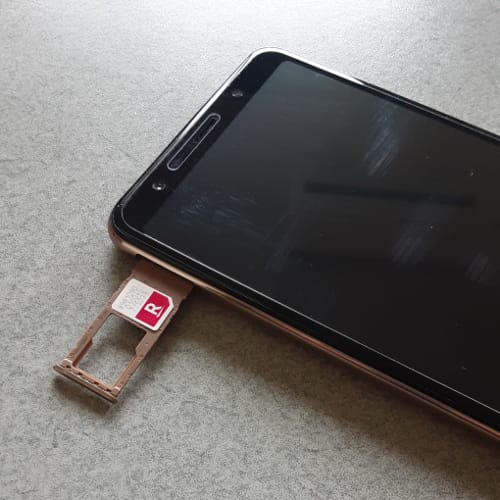 SIMトレイに楽天モバイルRakuten UN-LIMIT VのSIMカードを載せたところ