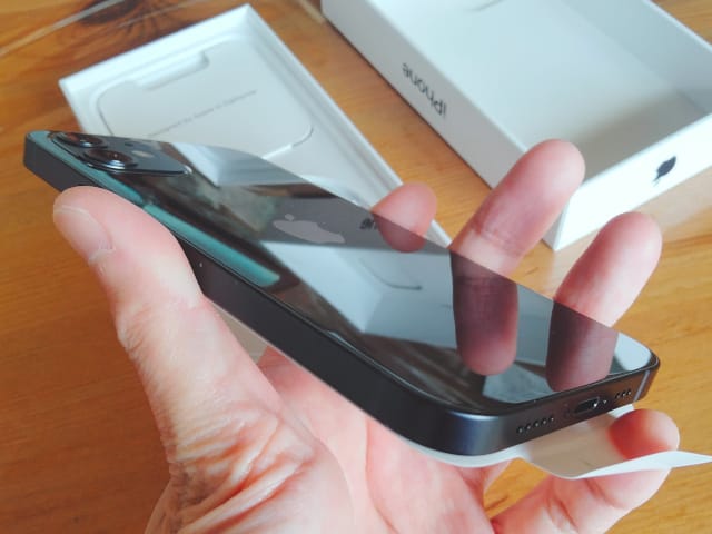 iPhone 12ブラックの背面と箱