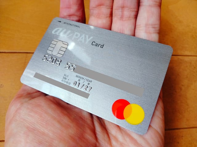 傾けたau PAY カード