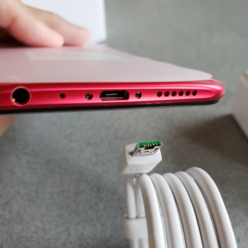 OPPO R11s microUSB端子とケーブル
