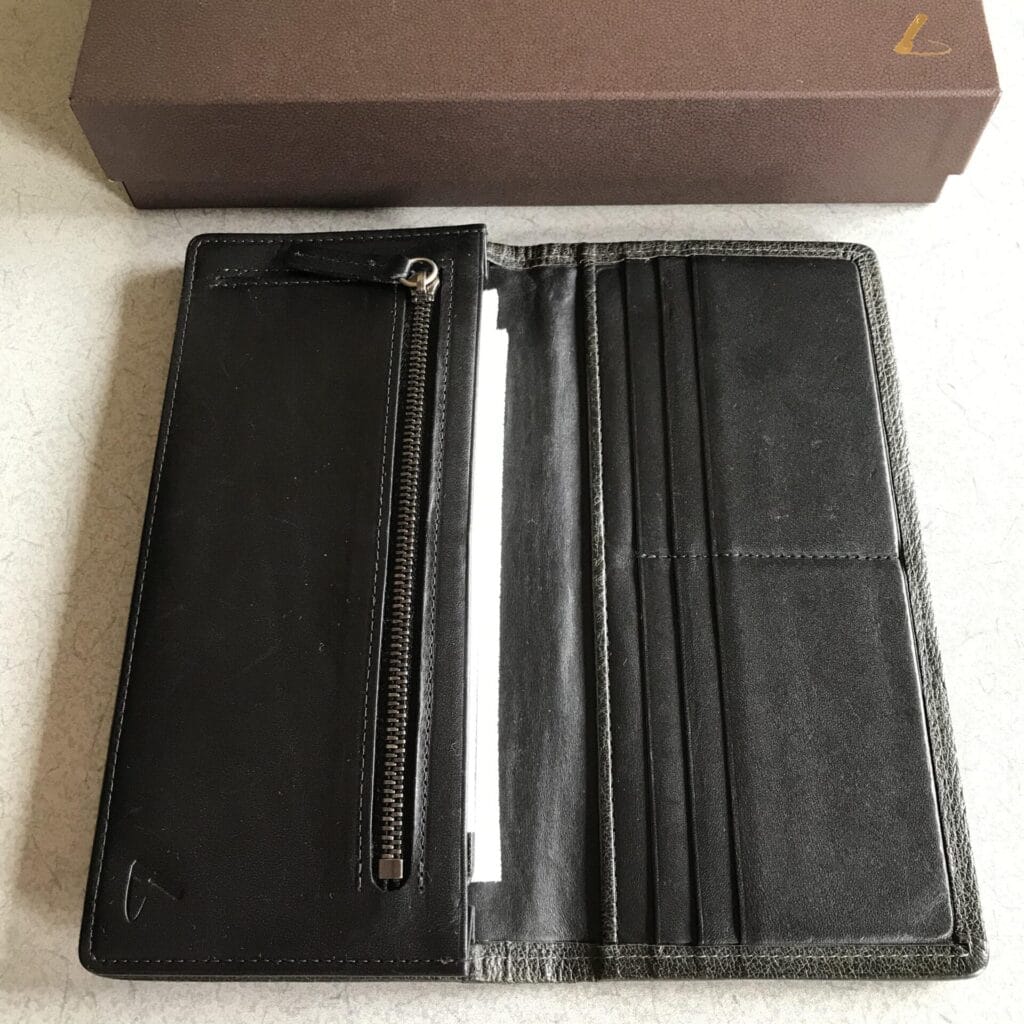 土屋鞄の長財布を開いたところ