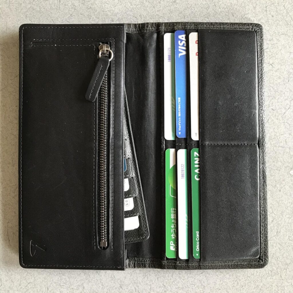 カードを11枚収納する土屋鞄長財布