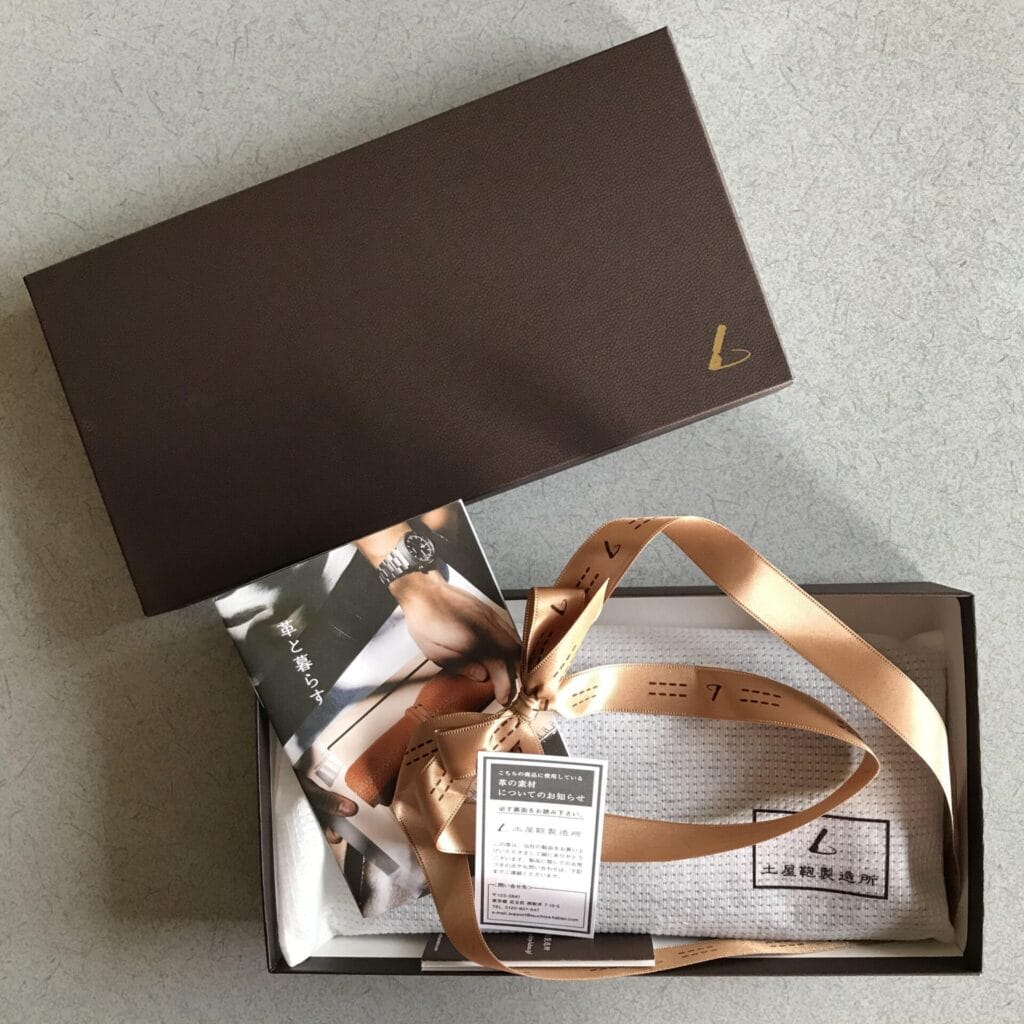 土屋鞄の長財布のパッケージ