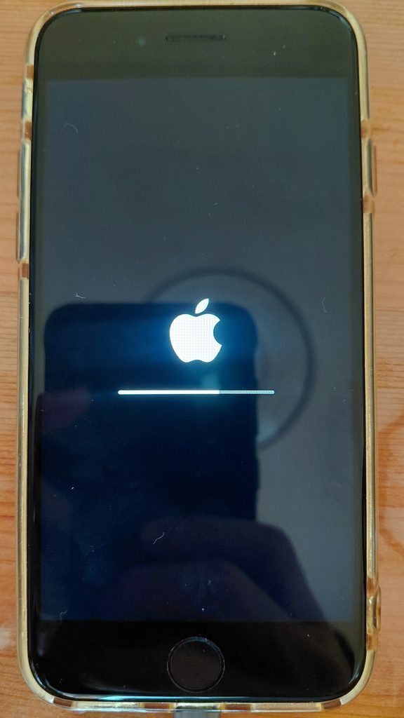 iPhoneに表示されたAppleロゴとプログレスバー